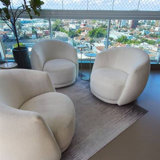 Poltronas brancas de bouclê higienizadas
